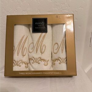 AVANTI Gold  Embroidered Monogram M Fingertip Towel Set NIB
